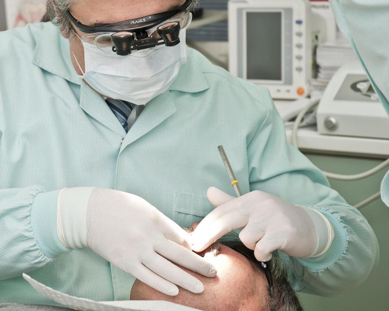 Kom langs bij je vertrouwde tandarts en stomatoloog in Kortrijk Uw specialist in tand, mond en kaak heelkunde.