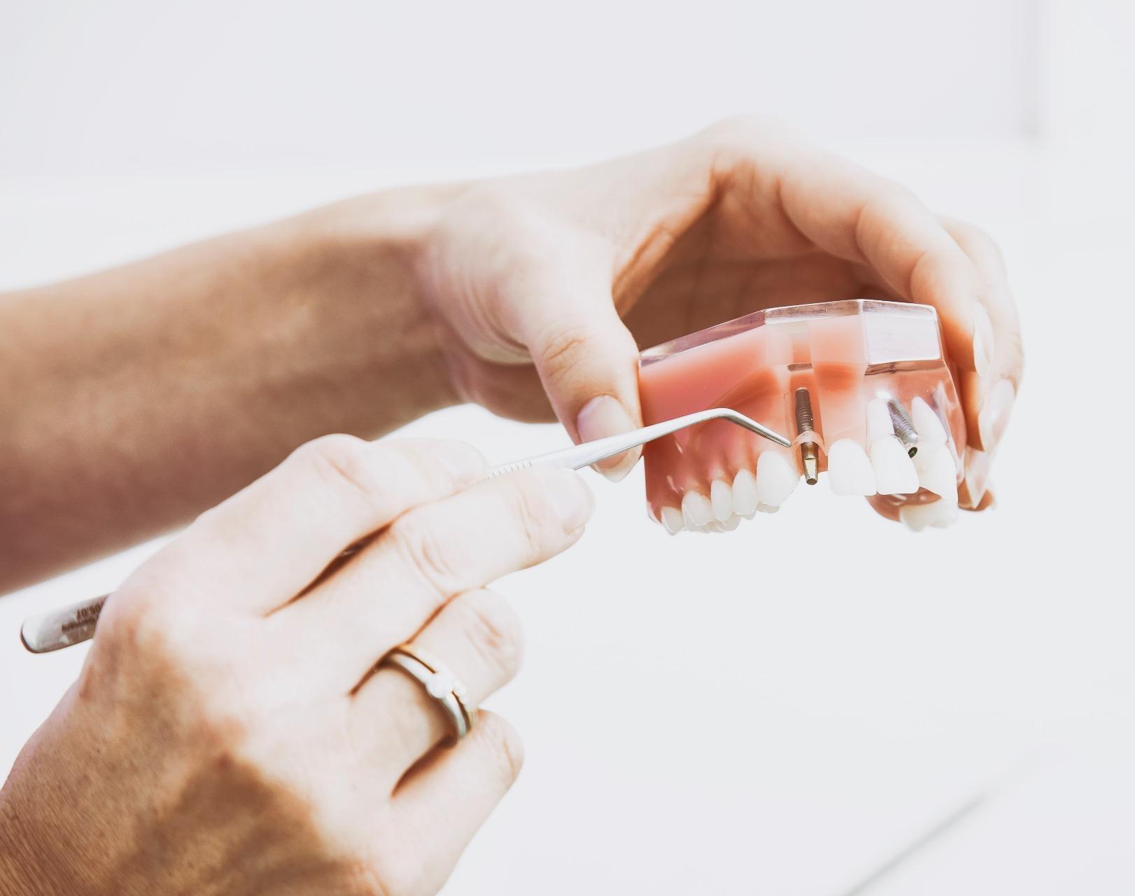 Op zoek naar een specialist in tand, mond en kaak heelkunde? Kom langs bij uw vertrouwde tandarts in Kortrijk.